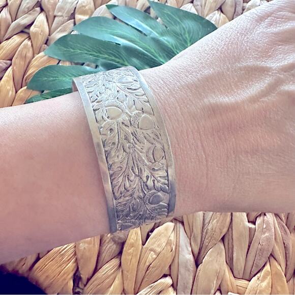 BOGO FREE VTG CARVED SILVER CUFF BRACELET - Picture 1 of 8